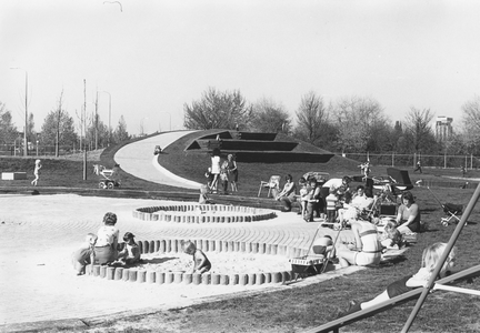 502970 Gezicht op de bouwspeelplaats aan de Van Bijnkershoeklaan te Utrecht.